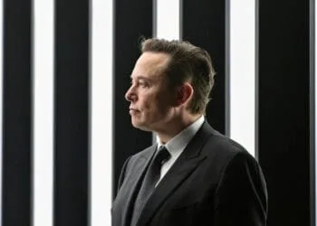 Le Patron de Telsa, Elon Musk contre-attaque face à Twitter