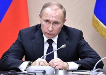 En pleine crise internationale, Vladimir Poutine accorde la nationalité russe au lanceur d’alerte américain Edward Snowden  