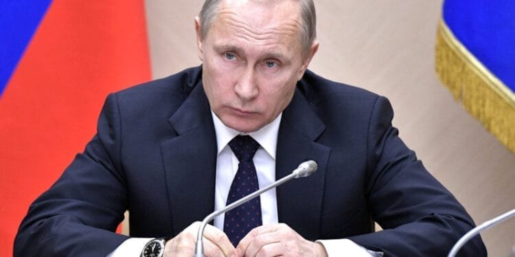 En pleine crise internationale, Vladimir Poutine accorde la nationalité russe au lanceur d’alerte américain Edward Snowden  