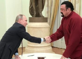 Russie : Vladimir Poutine a décoré l’acteur américain Steven Seagal