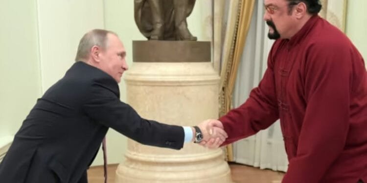 Russie : Vladimir Poutine a décoré l’acteur américain Steven Seagal