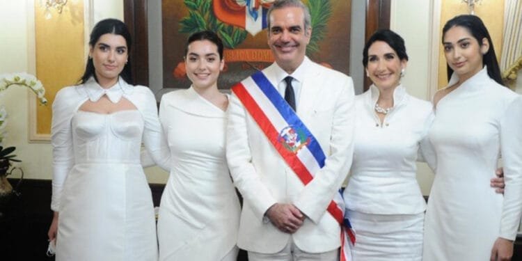 République Dominicaine : la femme et les filles de Luis Abinader s’opposent à sa participation aux prochaines élections