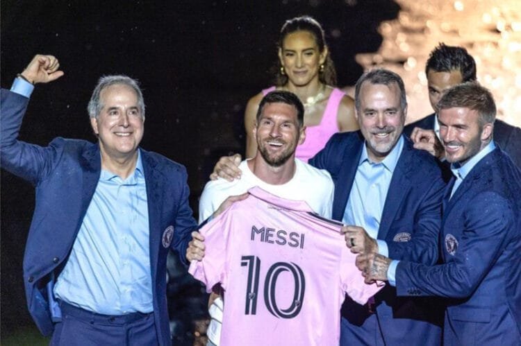 Devant 20 000 fans, Lionel Messi présenté par son nouveau club américain de l'Inter Miami
