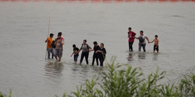 USA-Mexique : Texas dresse une barrière antimigrants, l’administration Biden porte plainte