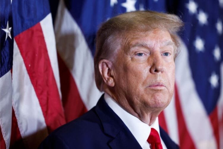 Placé en état d’arrestation, la photo d’identité de Donald Trump a été publiée