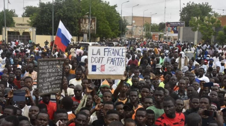 Coup d’État au Niger : le régime militaire accorde 48 heures à l’ambassadeur de France, Sylvain Itté, pour quitter le pays