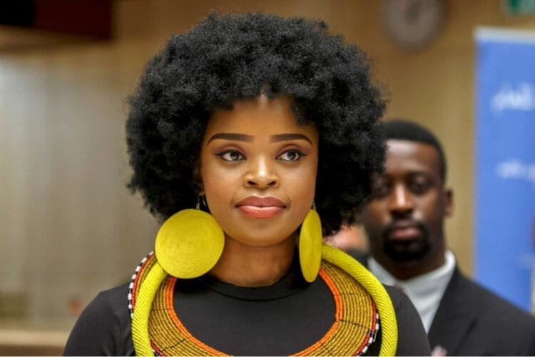 Afrique du Sud : la petite-fille de Nelson Mandela, Zoleka, engagée dans la lutte contre le cancer, décédée !