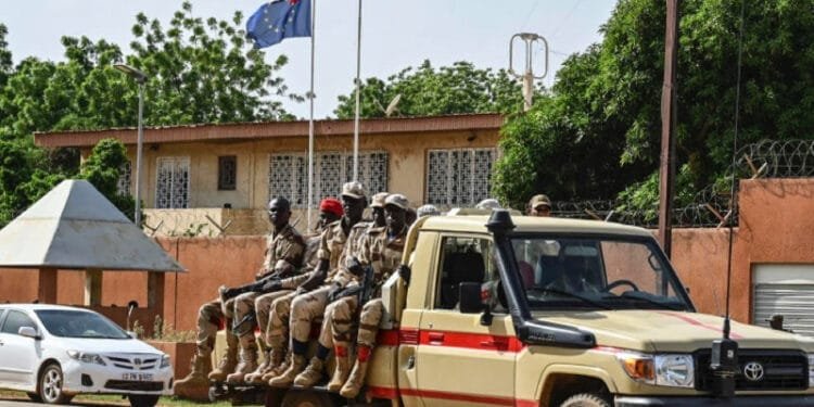 Niger : la junte militaire défie Macron, ordonne de nouveau l’expulsion de l’ambassadeur français