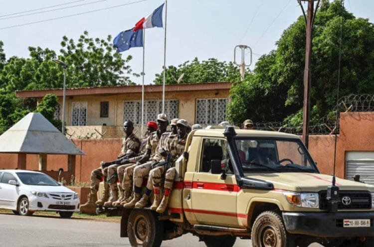 Niger : la junte militaire défie Macron, ordonne de nouveau l’expulsion de l’ambassadeur français