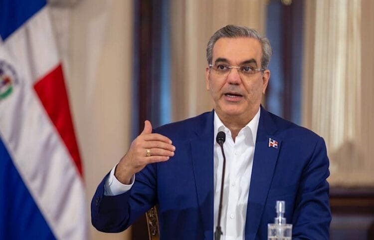 « La reprise des vols ne concerne que les diplomates et les détenteurs de billets d’avion prépayés », précise Luis Abinader