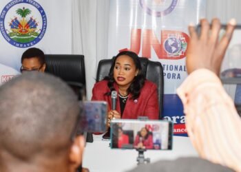 Kathia Verdier s’adressant à la diaspora haïtienne lors de la clôture de la Journée Nationale de la Diaspora 2025, à l’Hôtel Karibe, Port-au-Prince.