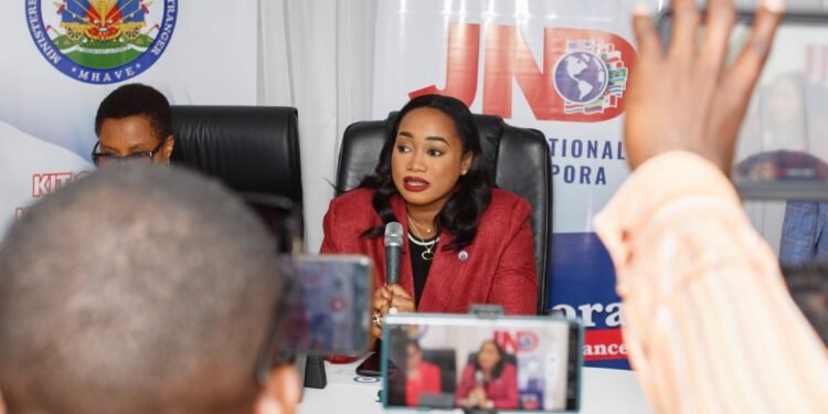 Kathia Verdier s’adressant à la diaspora haïtienne lors de la clôture de la Journée Nationale de la Diaspora 2025, à l’Hôtel Karibe, Port-au-Prince.