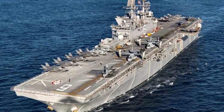 À l’aube du 7 février, un navire de guerre américain apparaît au large de Port-au-Prince