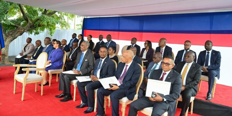 Alix Didier Fils-Aimé remet les actes d’ampliation aux ministres, des résultats attendus