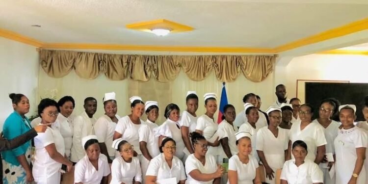 Des infirmiers et infirmières de la Direction Sanitaire du Nord-Ouest reçoivent leurs lettres de nomination