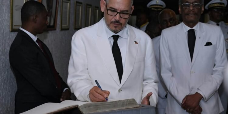 220e anniversaire de la mort de Dessalines : Alix Didier Fils-Aimé lui rend hommage en signant le Livre d’Or